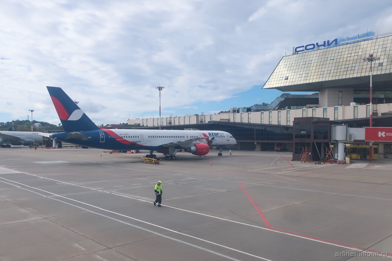 �����-757-200 ������������ Azur Air � ��������� ����